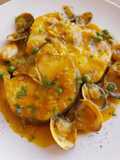 Merluza y almejas en salsa de azafrán y cúrcuma