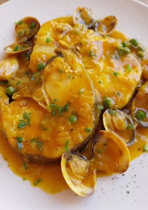 Foto principal de Merluza y almejas en salsa de azafrán y cúrcuma