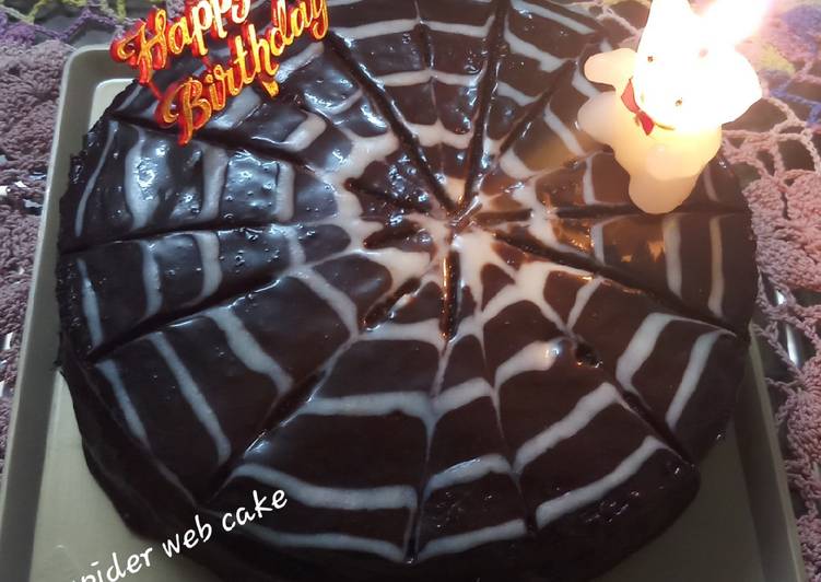 Spider web chocolate cake