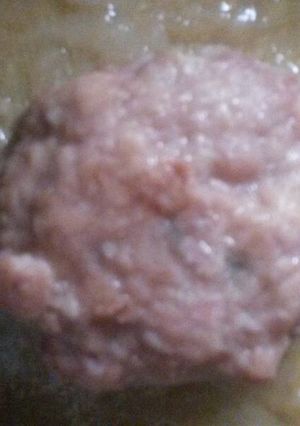 Una foto de Hamburguesa de cerdo en salsa de cebolla