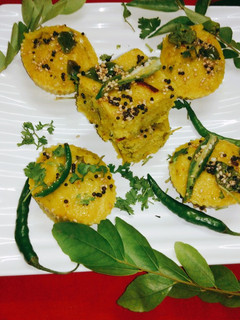 आलू सूजी ढोकला (aaloo suji dhokla recipe in Hindi) रेसिपी मुख्य फोटो