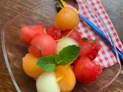 Une photo de salade d’été avec melon