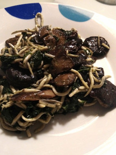 Una foto de Setas de cardo con gulas y acelgas