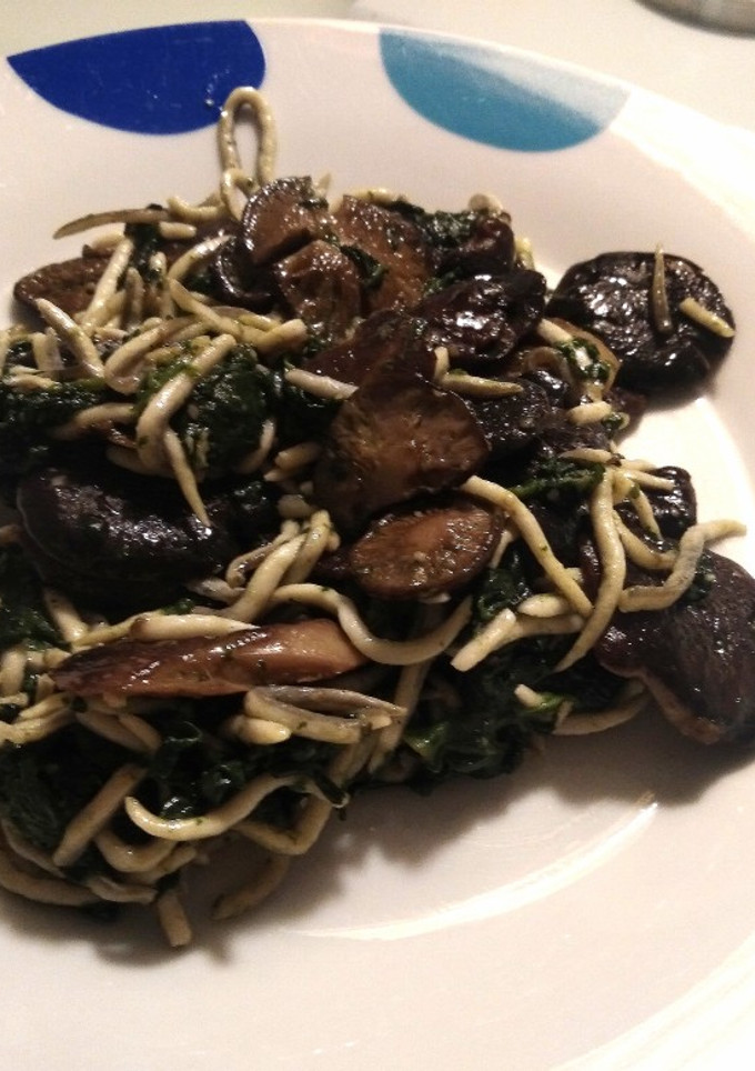 Una foto de Setas de cardo con gulas y acelgas