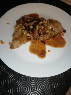 Una foto de Secreto ibérico con cebolla caramelizada y ajitos