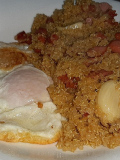 Una foto de Quinoa con chorizo y salchichas