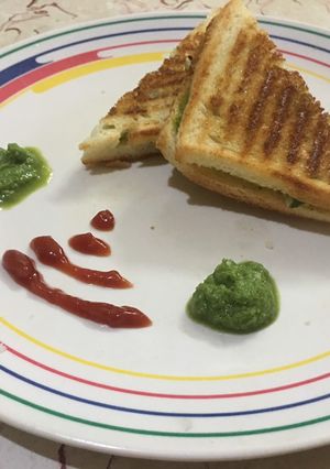 પેરી પેરી કચુંબર સેન્ડવીચ(peri peri sandwich recipe in Gujarati) રેસીપી મુખ્ય ફોટો