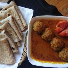 A picture of Palak chana dal kofta curry.