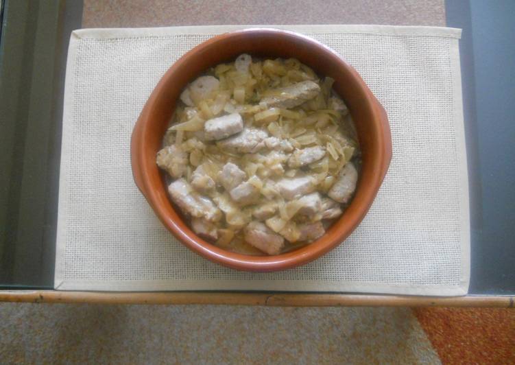 Atún encebollado