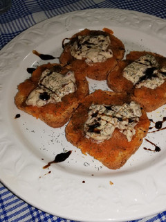 Una foto de Tostadas de calabaza con queso azul
