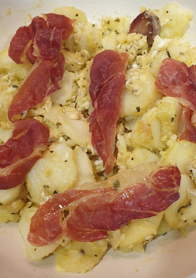 Una foto de Patatas con huevos revueltos