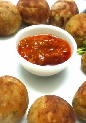 A picture of Coconut Stuffed Potato Kachori.
