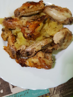 Una foto de Alitas de pollo al horno con patatas