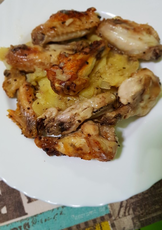Una foto de Alitas de pollo al horno con patatas