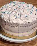 Torta rellena de chocolate decorada con chantilly de chocolate
