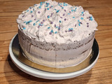 Torta rellena de chocolate decorada con chantilly de chocolate