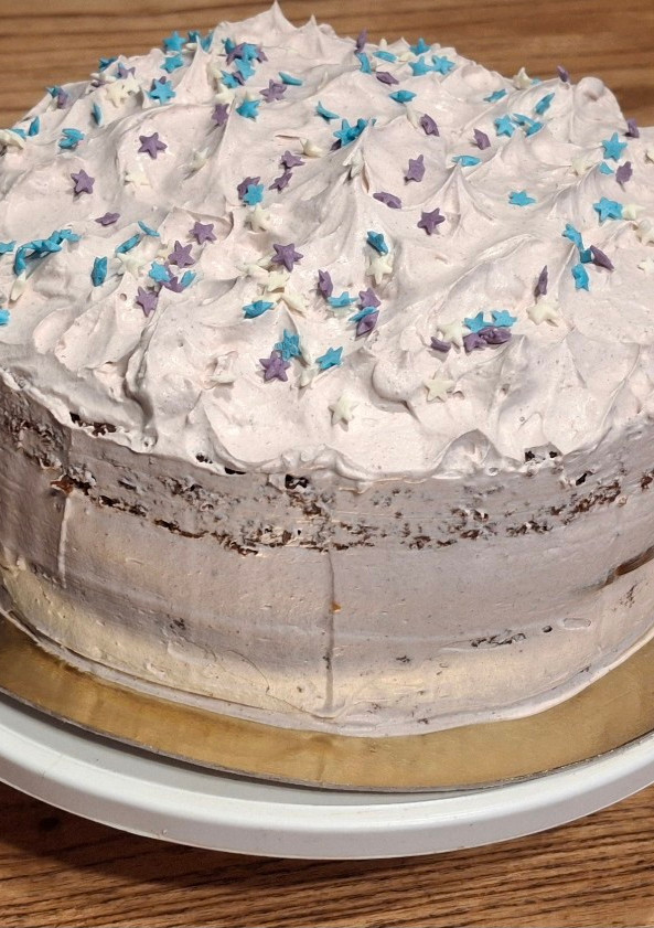 Una foto de Torta rellena de chocolate decorada con chantilly de chocolate