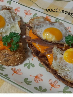 Una foto de Tosta de porra con pimientos de piquillo