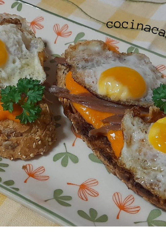 Una foto de Tosta de porra con pimientos de piquillo