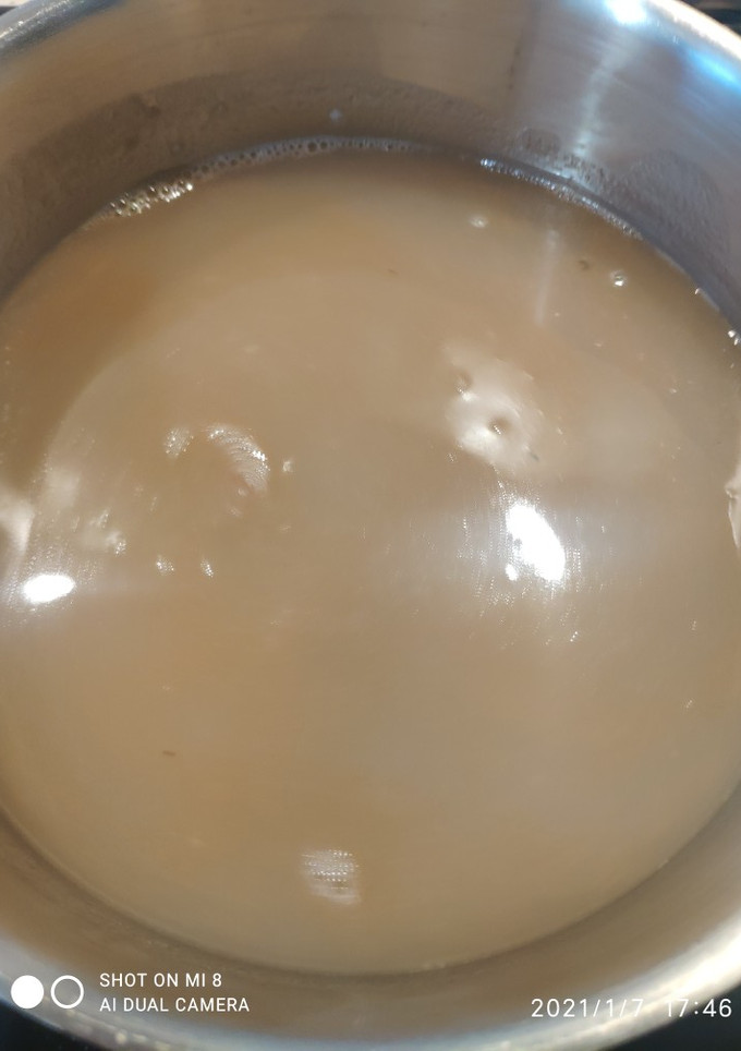 Una foto de Caldo de pollo y jamón en mambo