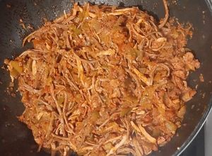Una foto de Tinga de res, puerco y chorizo