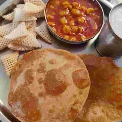 A picture of Jain Chole Bhature.