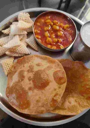 A picture of Jain Chole Bhature.