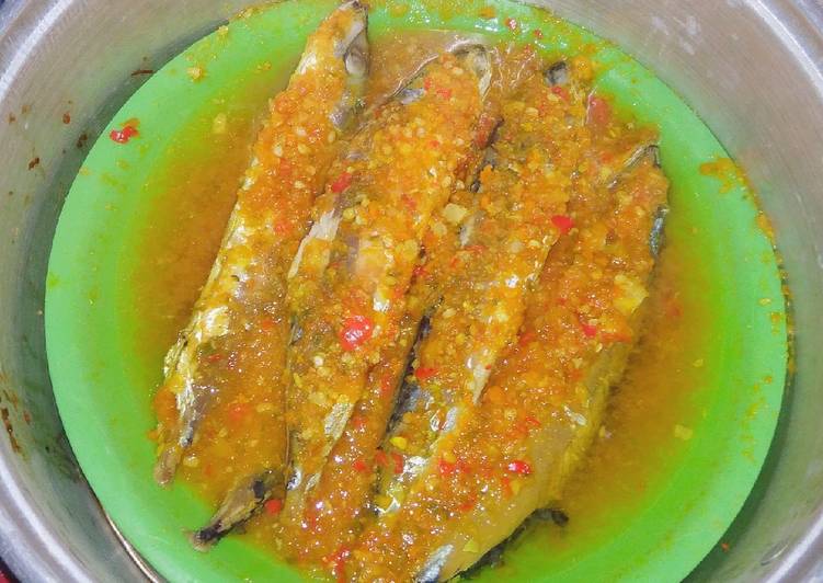 Ikan pindang masak bumbu kuning kukus