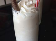 Una foto de helado de banana con crema de leche