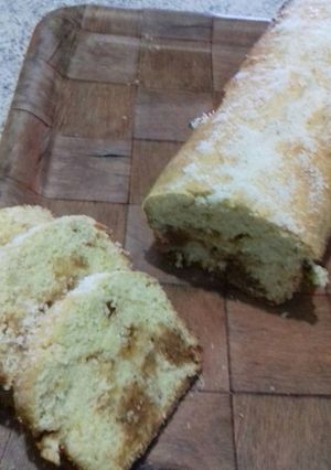 Una foto de Budín sin manteca, con coco y naranja; relleno de dulce de leche