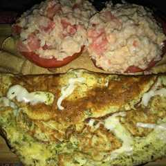 A picture of Tomate relleno con arroz integral y atún más omelette de queso.