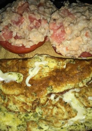 Una foto de Tomate relleno con arroz integral y atún más omelette de queso