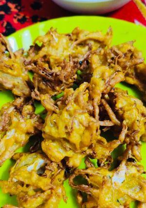 A picture of Cabbage pakoda fritters.