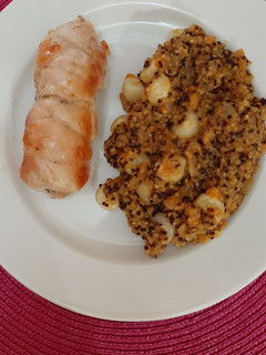 Una foto de Quinua con pollo enrollado
