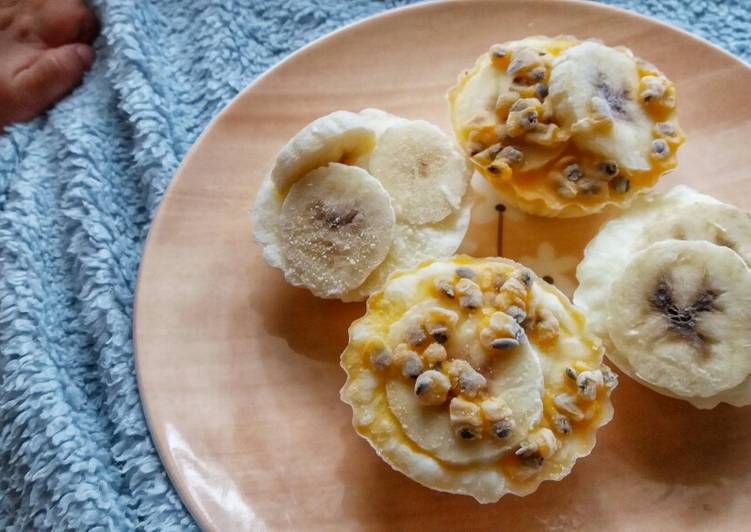 Recipe of Quick Banana and Passion Fruit Frozen Yoghurt Cups