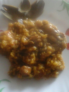 Una foto de Paella de arroz con pollo y verduras