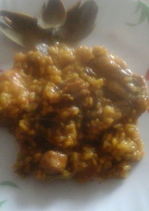 Una foto de Paella de arroz con pollo y verduras