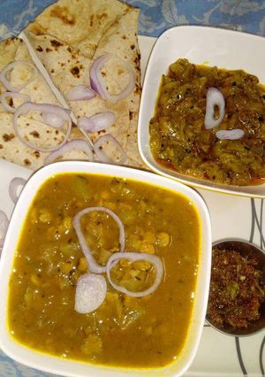 A picture of Ghiya chana dal, achari torai and chapati with mirch pickle.