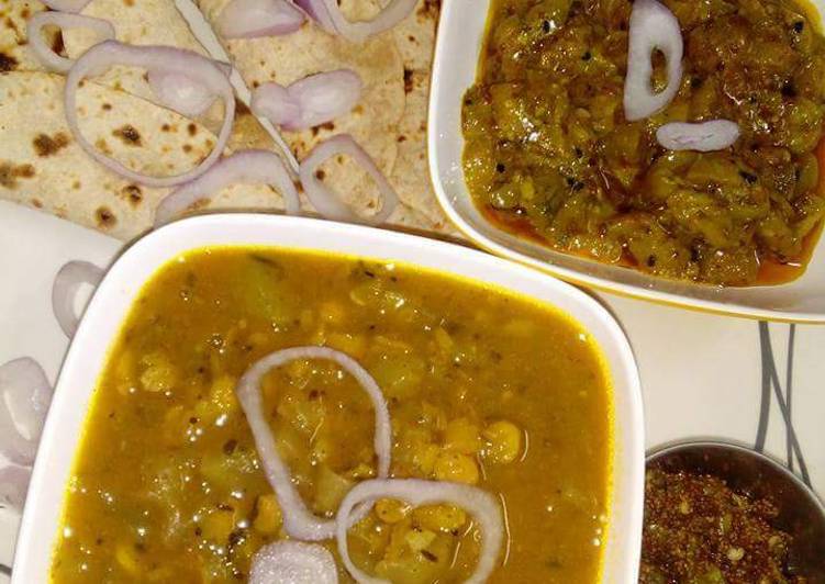 Ghiya chana dal, achari torai and chapati with mirch pickle