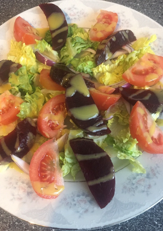 Una foto de Ensalada de lechuga y remolacha
