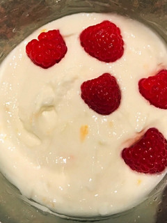 Una foto de Desayuno saludable con yogur griego, mermelada y frambuesas