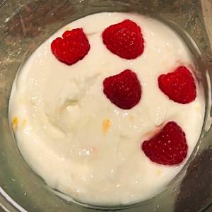 Desayuno saludable con yogur griego, mermelada y frambuesas