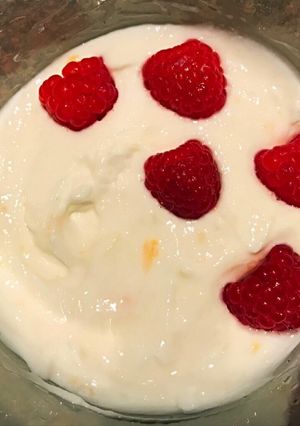 Una foto de Desayuno saludable con yogur griego, mermelada y frambuesas