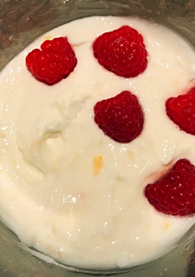 Una foto de Desayuno saludable con yogur griego, mermelada y frambuesas