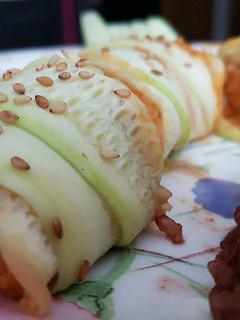 Una foto de Rollos de calabacín y hummus de garbanzo