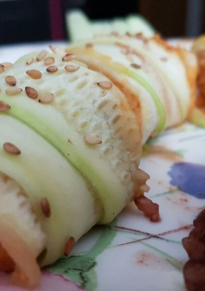Una foto de Rollos de calabacín y hummus de garbanzo