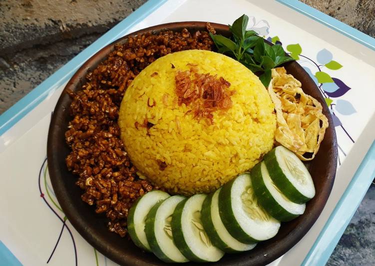 Nasi Kuning Magic Com, Telur Dadar, Orek Tempe