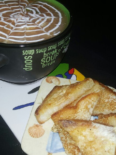 A picture of Chicken creamy soup with chilli toast.