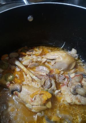 Una foto de Pollo con champiñones a la mexicana