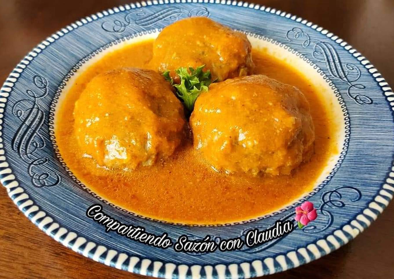 Alb贸ndigas rellenas en salsa de chipotle 馃尯